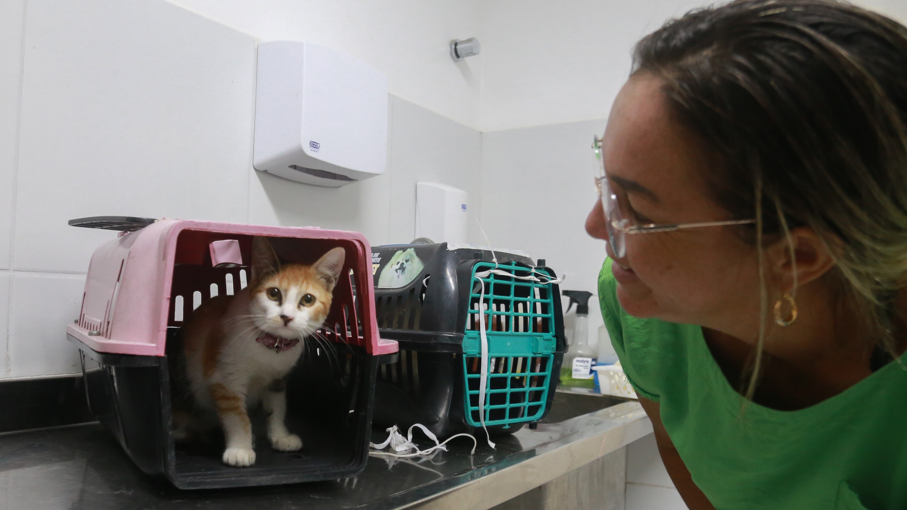 grupo de pessoas posa para a foto